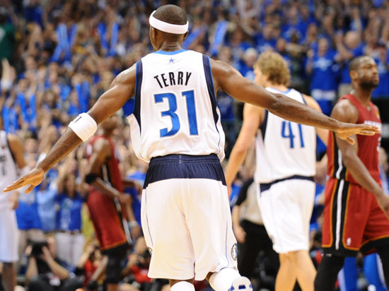 TA分析3-5-2阵型：从翼卫驱动到双锋美学，弱队逆袭制胜之道（3-5-2战术解码：翼卫驱动与双锋之美，弱旅逆袭取胜指南）