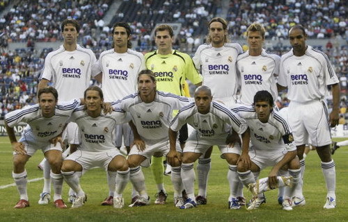 太尴尬！梁靖崑被观众“表白”，一脸严肃，孙颖莎偷笑，队友都懵了（尴尬瞬间！观众当众向梁靖崑示爱，他神情严肃，孙颖莎偷笑，队友全懵）