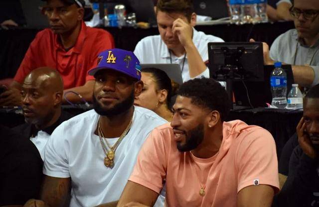 英超最新积分榜：阿森纳6分领跑，切尔西曼城紧追，热刺跌至第9（英超积分榜出炉：阿森纳领先6分，曼城切尔西紧逼，热刺降至第9）