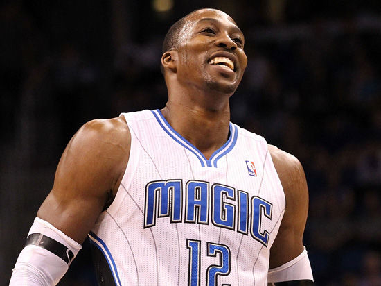 科克获赠马竞700场里程碑纪念球衣，并与全队合影留念（科克获马竞700场里程碑纪念战袍，全队合影致敬）