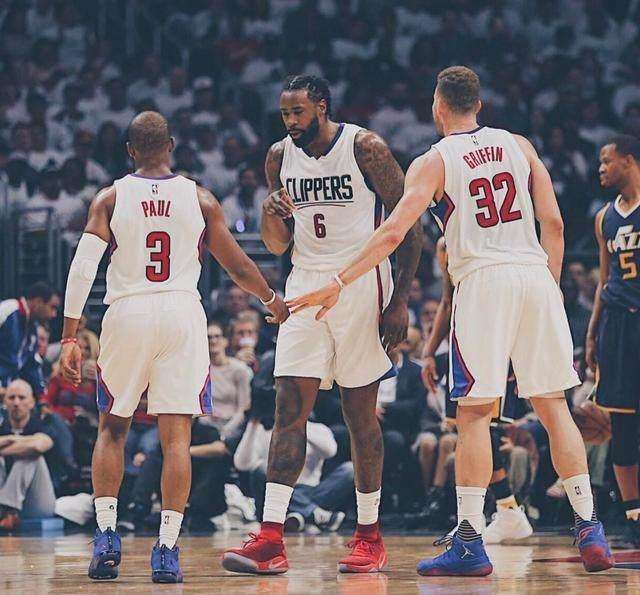 布伦森突破抛传，展现篮球技巧（布伦森强突抛传，尽显球场技艺）