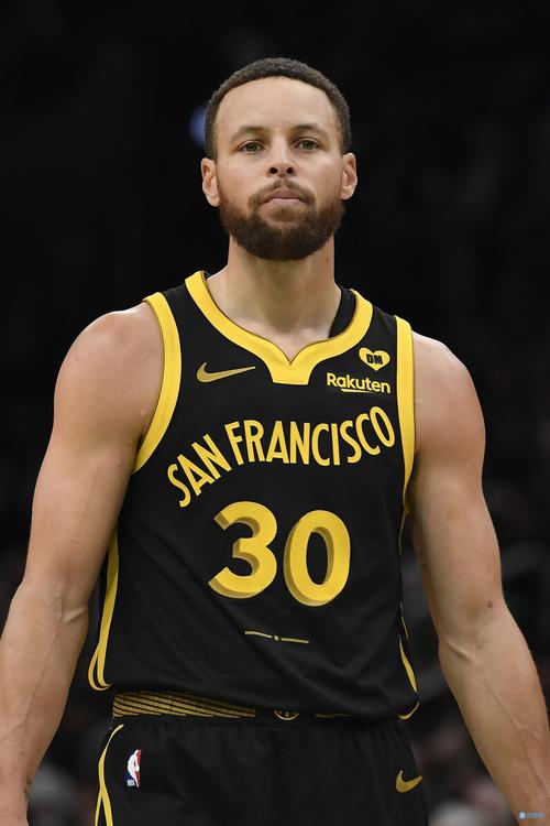 魔术队遭遇爵士强势反扑，比赛陷入紧张局势（爵士强势反扑压境，魔术陷入胶着激战）