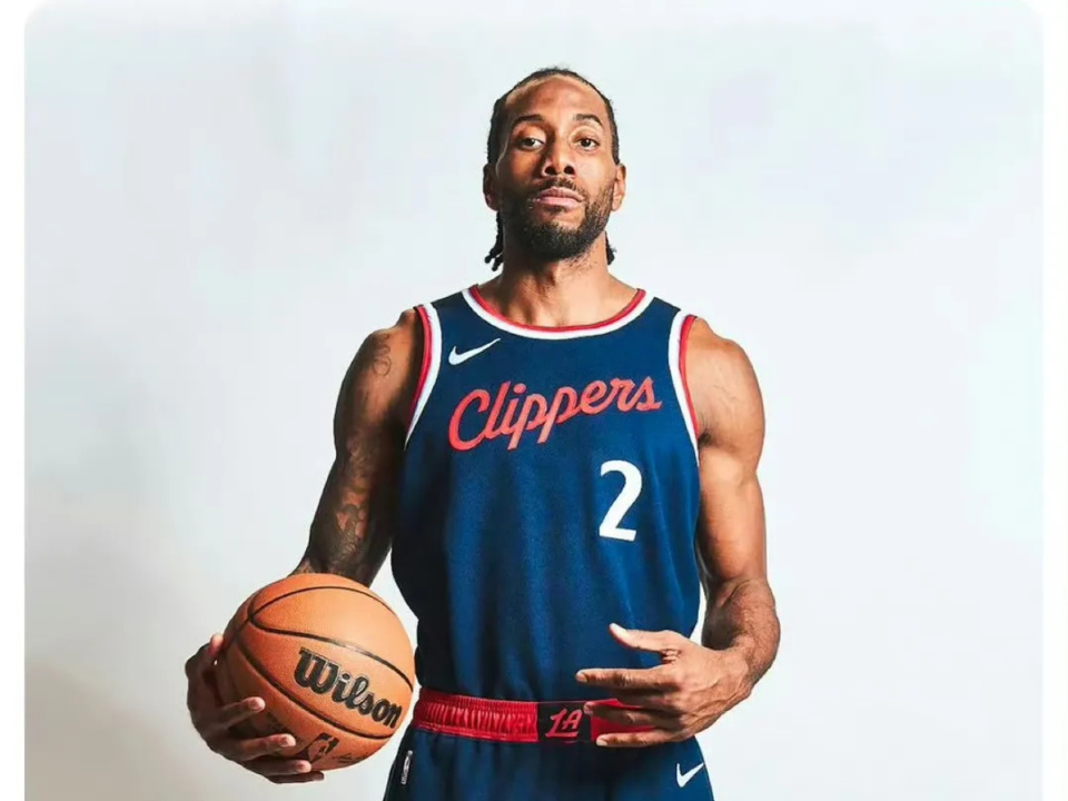 文班亚马赛后击鼓引领全场观众高举双手鼓掌庆祝胜利（文班亚马赛后擂鼓，带动全场观众举手鼓掌欢庆胜利）