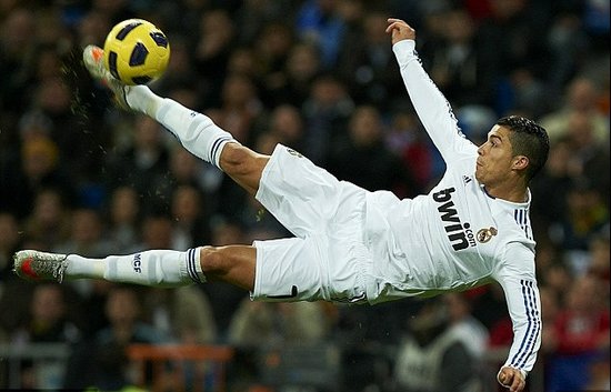 连进五球！巴萨5-3翻盘，悍将戴帽，西甲狂飙6连胜，稳住头名位置（巴萨5-3逆转狂胜：连下五城，悍将上演帽子戏法，西甲豪取六连胜稳居榜首）