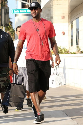 火箭效率不减杜兰特稳定，却连续输给弱队，真需要人组织控场分担（火箭效率在线、杜兰特状态稳，却仍接连不敌弱旅，确实需要有人组织控场来分担重任）