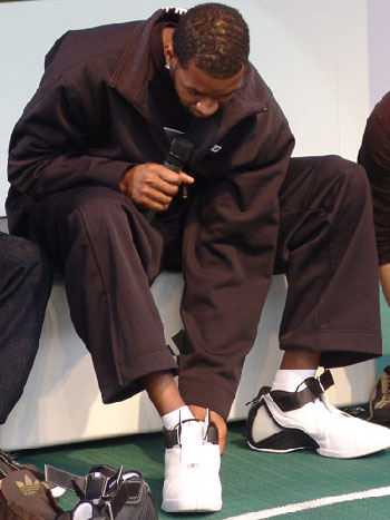 布拉格中场：很难找到枪手的弱点，若想进攻就不该担心被反击（布拉格中场：枪手难觅弱点，若要主动进攻就别惧反击）